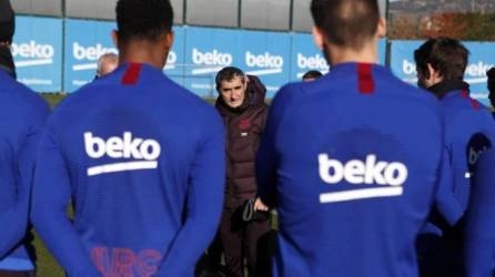 El FC Barcelona regresó este lunes a los entrenamientos tras la eliminación en semifinales de la Supercopa de España. En la práctica hubo un invitado de lujo y Valverde estuvo tenso ya que todo indica que no seguirá al frente del club.