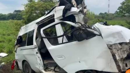 Así quedó la camioneta en la que viajaban los hondureños que fallecieron en Tabasco, México.