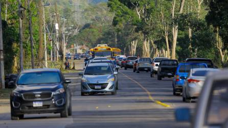 Los pobladores de El Carmen y de las colonias en el corredor Jucutuma-SPS viven una odisea por el tráfico y la falta de un puente. Fotos: M. Cubas y M. Valenzuela.
