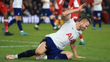Los jugadores del Tottenham reaccionaron frustrados tras quedar eliminados de la FA Cup.