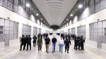 Bukele realizó un recorrido por la nueva prisión junto a sus ministros y elementos de seguridad.