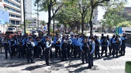 <b><span class=mln_uppercase_mln>PErímetro.</span></b> Son 200 policías que cuidan el palacio municipal