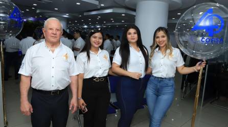 Compañia Financiera S. A. (Cofisa), celebró en su oficina principal, ubicada en Barrio Guamilito, el cuarenta aniversario. Sus colaboradores y su junta directiva presidida por el empresario sampedrano Roger Valladares, compartieron en fraternidad de una celebración histórica, que marca una de las transformaciones empresariales más eficientes.