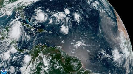 Fotografía satelital cedida hoy por la Oficina Nacional de Administración Oceánica y Atmosférica (NOAA) a través del Centro Nacional de Huracanes (NHC) de Estados Unidos, donde se muestra la localización de la tormenta tropical Idalia (i) y el huracán Franklin (c-i).