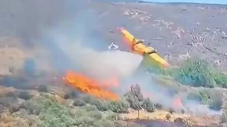 Video: Se estrella avión que combatía incendio en Grecia