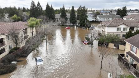 Gran parte de California está siendo azotado por fuertes lluvias que dejan grandes inundaciones.