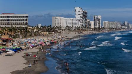 Acapulco aún muestra restos de la destrucción causada por el histórico huracán Otis.