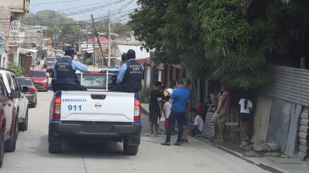 Encapuchados y con pistolas con silenciador un grupo de al menos seis hombres ingresaron a la vivienda de Xiomara Chicas Banegas (de 38 años), la amarraron y la asesinaron frente a su hijos. El crimen ocurrió ayer en horas de la madrugada en la colonia Lomas del Carmen de San Pedro Sula.