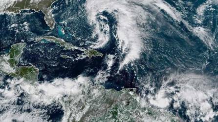 La tormenta tropical Nicole se convertirá en un huracán antes de tocar tierra en Florida, según proyecciones.