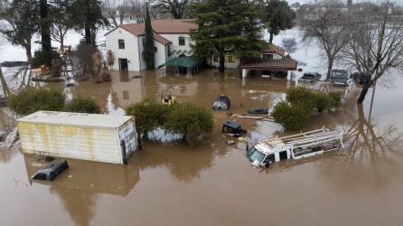 Fuertes lluvias se esperan el martes en California donde varias tormentas causaron la muerte de 14 personas y llevaron a evacuar muchas zonas, incluida la acomodada localidad de Montecito, hogar del príncipe <b>Enrique</b> y su esposa Meghan Markle.