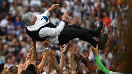 Carlo Ancelotti recibió el cariño de sus jugadores en los festejos del título de Liga del Real Madrid.