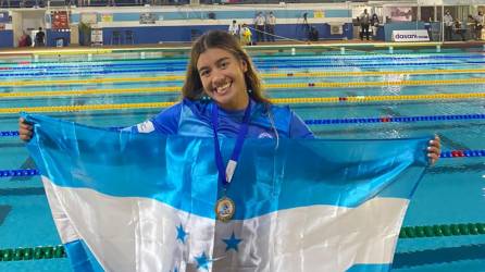 Michell Ramírez sigue poniendo en alto el nombre de Honduras en el torneo de natación que se realiza en Barbados.