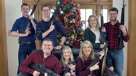El congresista Thomas Massie junto a su familia en la foto navideña que ha desatado indignación en Estados Unidos.