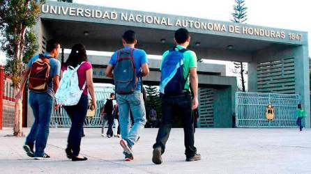Estudiantes ingresando a la Universidad Nacional Autónoma de Honduras.