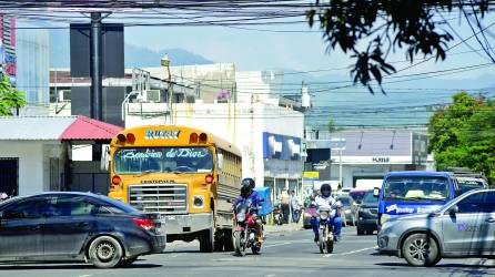 <b>Más de 300,000 carros y motos conforman el parque vehicular de San Pedro Sula. Foto: Héctor Edú.</b>