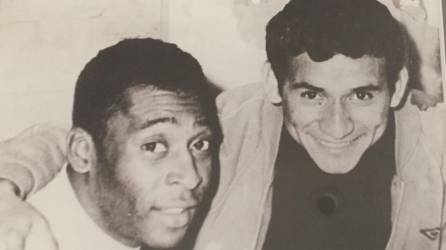 Julio César Fonseca (derecha) en una fotografía junto al astro brasileño Pelé.