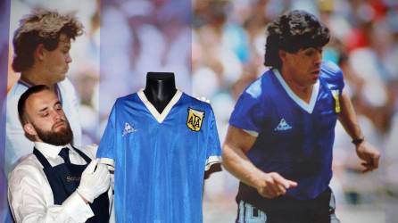 Un grupo de Emiratos Árabes habría pagado más de 9 millones de dólares por la camiseta de Maradona.