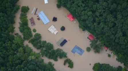 La Guardia Nacional de EEUU realiza rescates en las zonas más afectadas por las fuertes inundaciones.