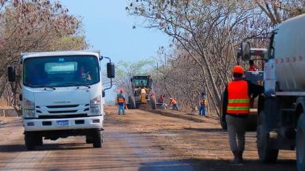 Los trabajos de pavimentación avanzan en la carretera CA-4, que conduce hacia el occidente de Honduras.