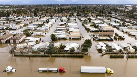 Graves inundaciones afectan gran parte de California tras fuertes lluvias que seguirán azotando el estado este jueves.