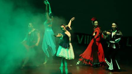 Las impactantes coreografías y la escenografía mantuvo al público atento durante todo el espectáculo