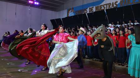 El evento fue protagonizado por centenares de niños y adolescentes que dieron un espectáculo cultural de primer nivel.