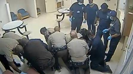 Un video muestra como varios policías se encontraban sujetando a Irvo Otieno cuando falleció por “asfixia”.