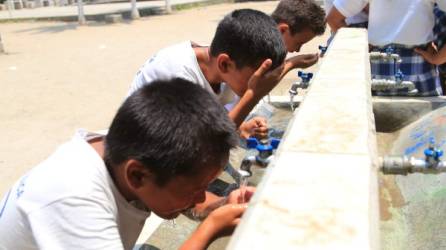 Escolares corren a la hora de recreo a refrescarse en la escuela Soledad Fernández. Fotos: Jordan Perdomo