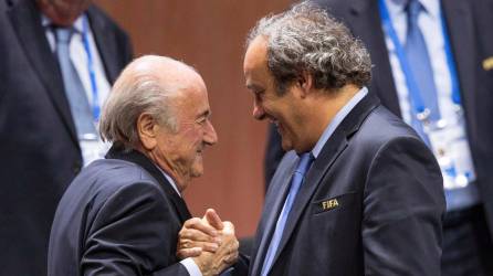 Joseph Blatter y Michel Platini tendrán que comparecer ante la justicia suiza por fraude.