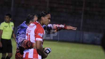 “Gullit” Peña recibiendo instrucciones por el técnico Fernando Mira segundos antes de ingresar al campo.