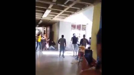Video muestra la pelea dentro del campus de la Unah en Tegucigalpa, capital de Honduras.