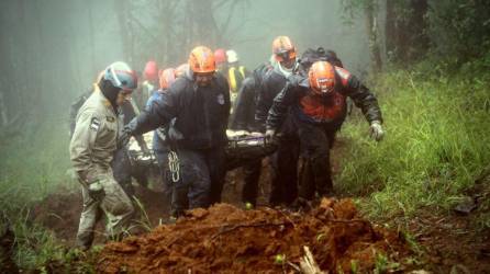 Rescatistas trasladan restos humanos tras EL fatal desenlace en Yerba Buena, montaña de Francisco Morazán.