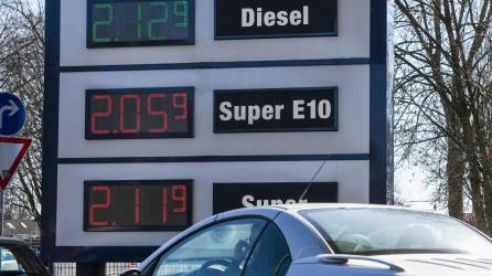 Los precios de los combustibles se dispararon en Europa tras el anuncio de medios estadounidenses de que Biden impondrá un embargo al petróleo ruso.