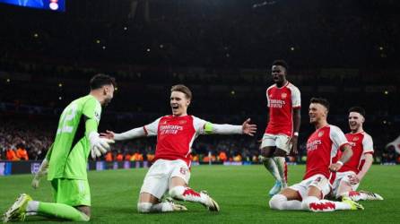 Plantilla del Arsenal celebrando el pase a cuartos de final de la Champions.