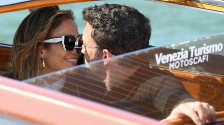El actor Ben Affleck y la cantante Jennifer López sentados en el taxi camino a Lido Beach a su llegada a Venecia durante el Festival de Cine de Venecia.