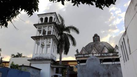 En el interior del cementerio se encuentra este campanario que tiene más de 65 años. Las dos campanas las trajeron de Italia pero actualmente solo hay una porque la otra se la robaron. Fotos Joseph Amaya.