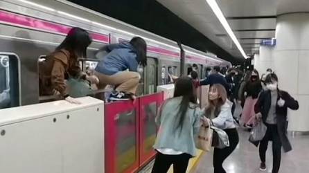 Escenas de pánico y terror se vivieron este domingo en un tren en Tokio luego de que un hombre disfrazado del Joker apuñalara a unas 15 personas y prendiera fuego a un líquido inflamable dentro del vagón en la jornada en que Japón celebraba elecciones generales.