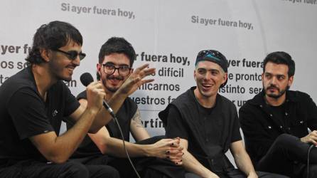 Fotografía de archivo fechada el 16 de diciembre de 2023 que muestra a Juan Pablo Isaza, mientras habla junto a sus compañeros Simón Vargas, Martín Vargas y Juan Pablo Villamil, integrantes de la banda colombiana Morat, durante una entrevista con Efe en Medellín (Colombia).