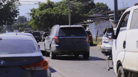 Miles de conductores de carros circulan por la ciudad sin placas físicas.