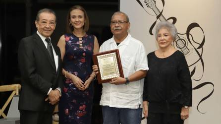 Banco del País y Grupo Cultural Tribu hicieron la velada artística “Renacimiento de la Poesía Hondureña”, u n espacio inspirado en la historia del bolero. En el evento se honró la memoria del señor Francisco Medina (q.d.D.g.), y se homenajeó al padre Ismael Moreno Coto (Padre Melo), en una amena reunión cultural. Música, semblanzas, historia y música en vivo fueron parte del programa, el cual continuará con nuevas actividades que Banpaís tiene en su agenda de apoyo a los artistas hondureños. En la foto: Jorge Coto, Maira Lozano, el Padre Melo e Hilda Sabillón.