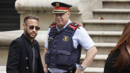 A un mes del Mundial de Catar, el astro brasileño Neymar se reencontró este lunes con su pasado al regresar a Barcelona para asistir a la primera sesión del juicio.