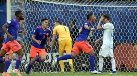 Roger Martínez corre a celebrar su golazo contra Argentina. Foto AFP