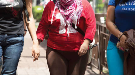 Una mujer pasea por Ciudad de México en septiembre.