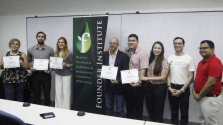 Reconocimiento. Los representantes de los cinco emprendimientos recibiendo el diploma del Founder Institute. Foto: Franklyn Muñoz