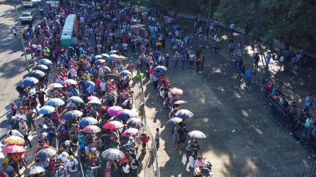 Migrantes hacen fila para tramitar solicitudes de asilo hoy, frente a las oficinas migratorias de la ciudad de Tapachula, en el estado de Chiapas (México).