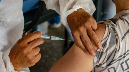Una persona se vacuna contra el covid-19.