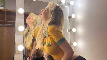 La hermosa modelo Karoline Lima ha causado revuelo tras ser captada besándose con unos hombres luego de terminar su relación sentimental con futbolista de la selección de Brasil.