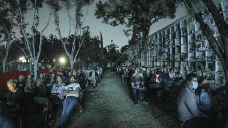 El panteón San Nicolas, en León, se convirtió en la sala de cine de cientos de espectadores, entre tumbas y gavetas tomaron asiento en sillas de plástico para disfrutar de la proyección aún en medio de la oscuridad.