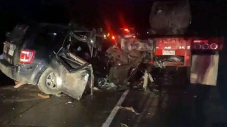 La camioneta Ford quedó completamente destruida luego del choque.