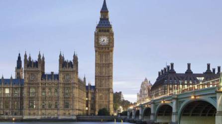 El emblemático Big Ben londinense con andamios.